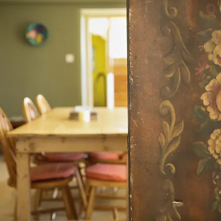 Old School House, * Клифден