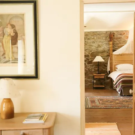 Old School House, * Клифден