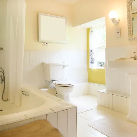 Old School House, Клифден